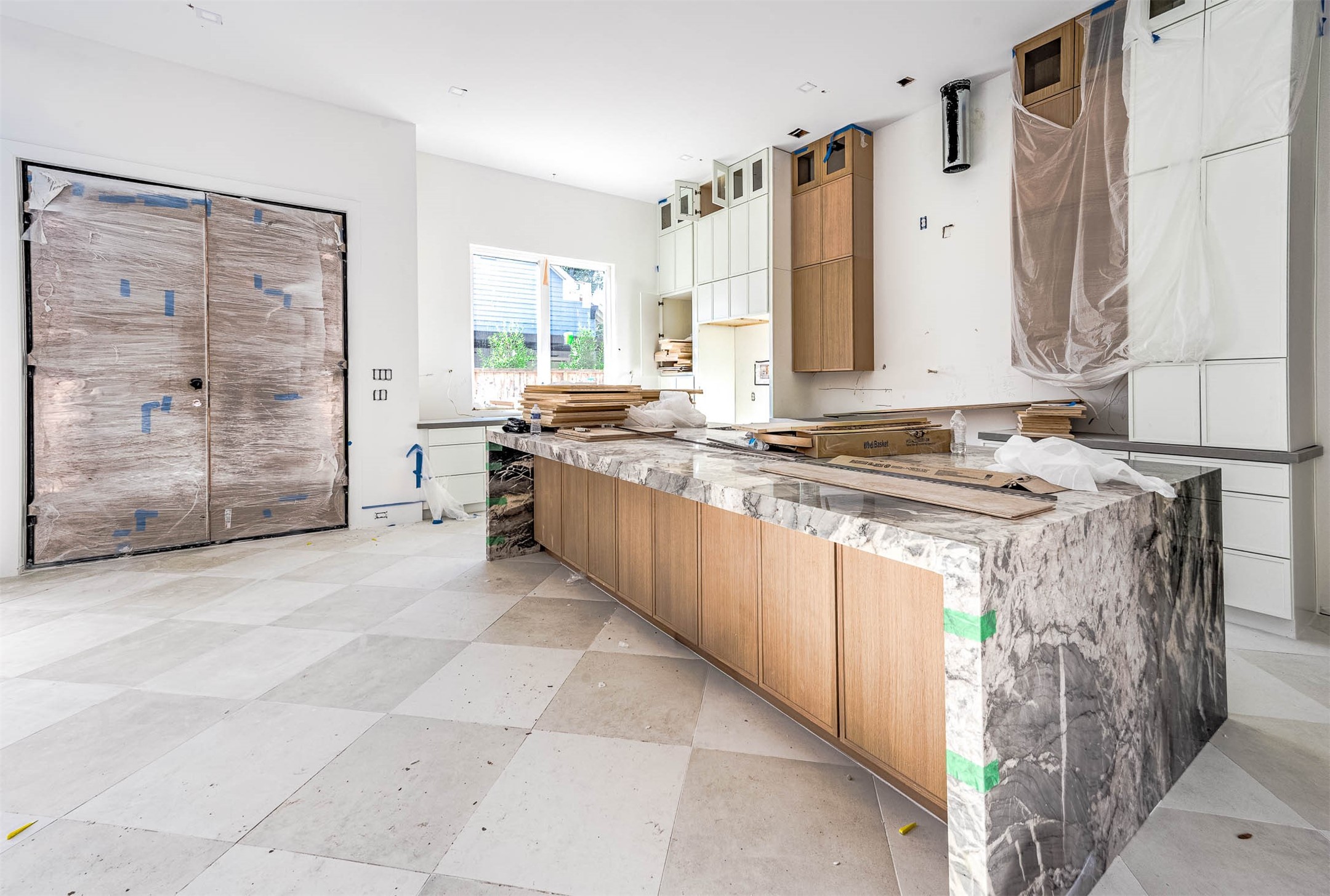 408 West 30th Street Houston, TX 77018 - Photo 21 of 27 a kitchen with a stove a sink and a refrigerator