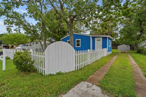 $1,300 | 1101 8th Avenue North, Texas City, TX 77590