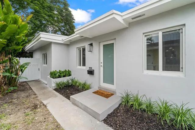 $3,400 | 3500 Southwest 25th Street, Miami, FL 33133
