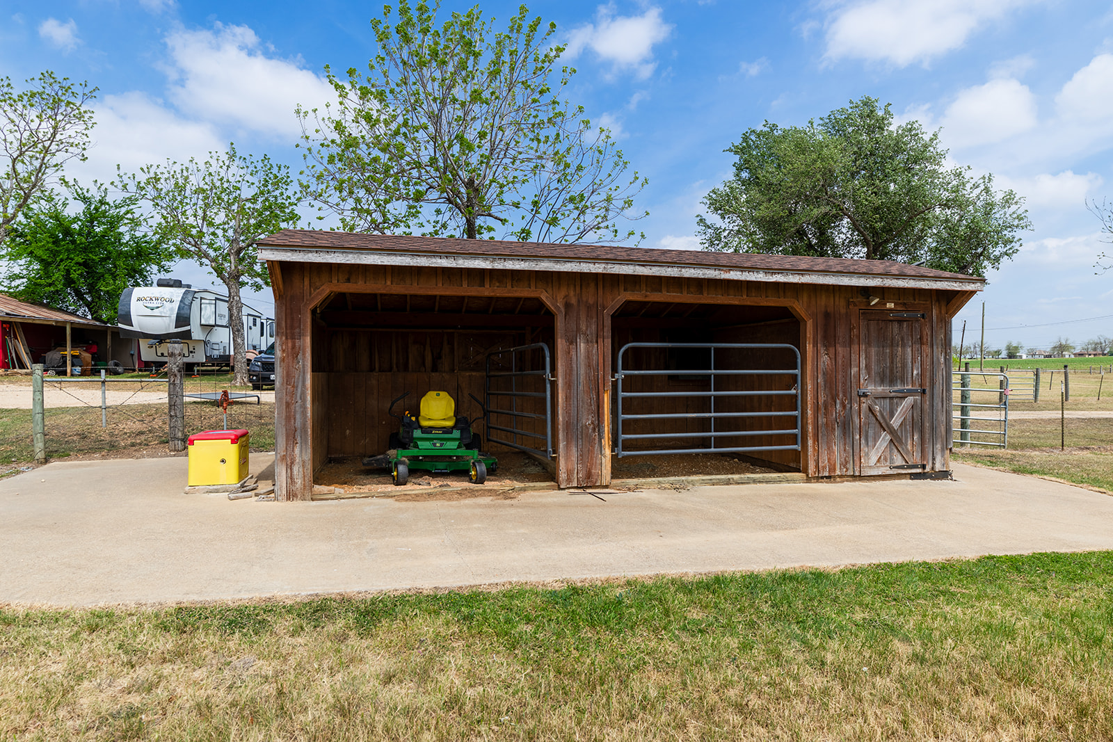 1001 Gravel Pit Road Taylor, TX 76574 - Photo 27 of 40 a view of a car garage