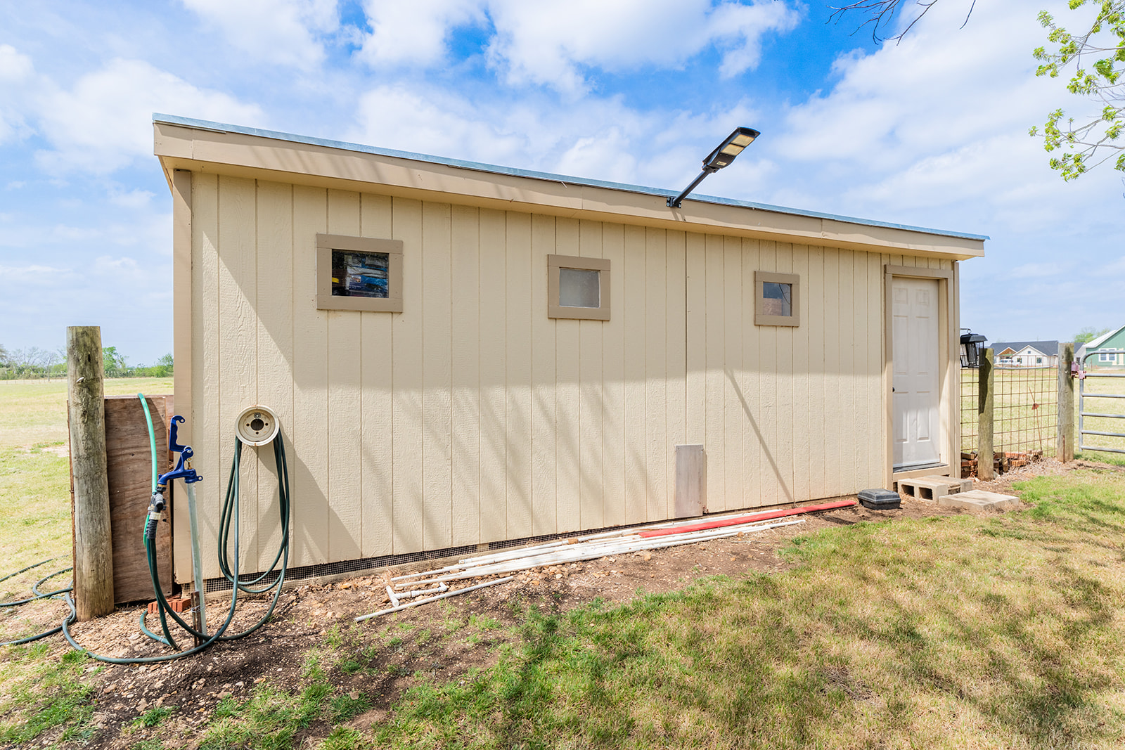 1001 Gravel Pit Road Taylor, TX 76574 - Photo 30 of 40 a view of a garage
