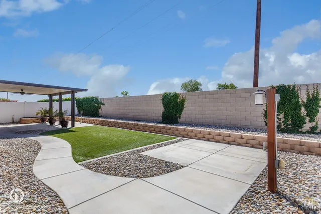 a view of backyard of the house