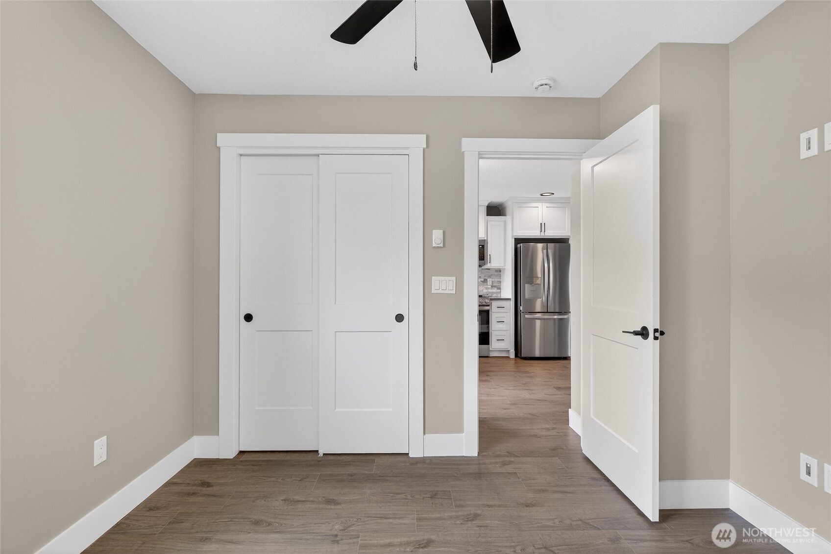 109 7th Street Southwest Long Beach, WA 98631 - Photo 10 of 22 an empty room with closet and windows