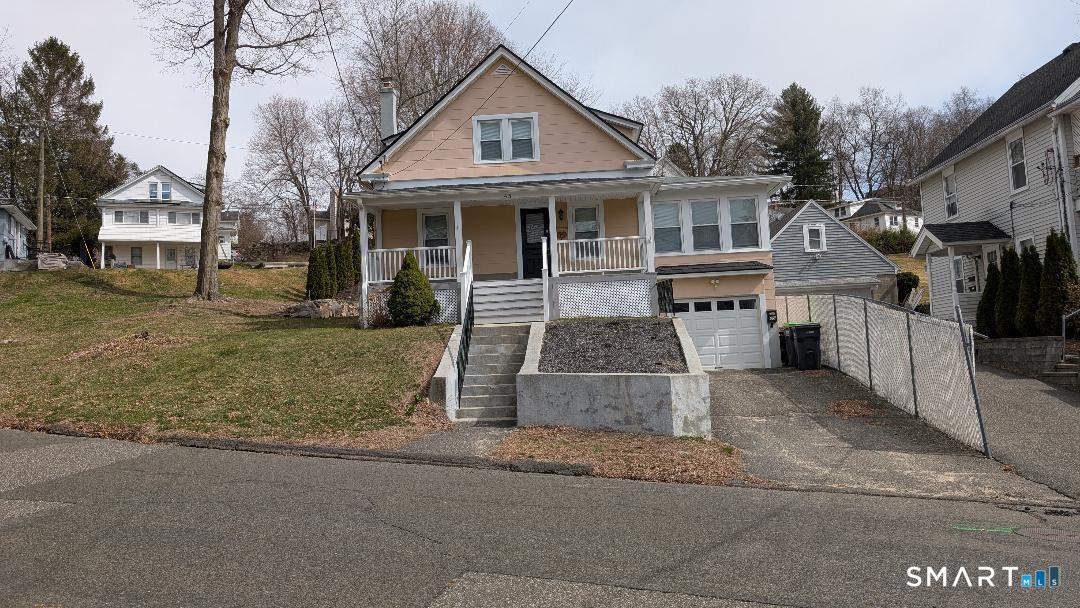 a view of a yard in front of house