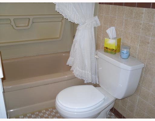 24 Seneca Road Bethel Park, PA 15241 - Photo 11 of 18 Other. IMMACULATE FULL BATH.