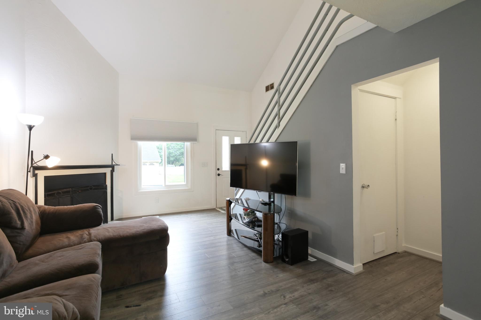 1901 Mountain View Road Middletown, PA 17057 - Photo 4 of 32 Living Room