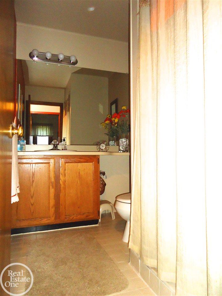 589 Lexington Drive Rochester, MI 48307 - Photo 18 of 39 Full bath of back hall