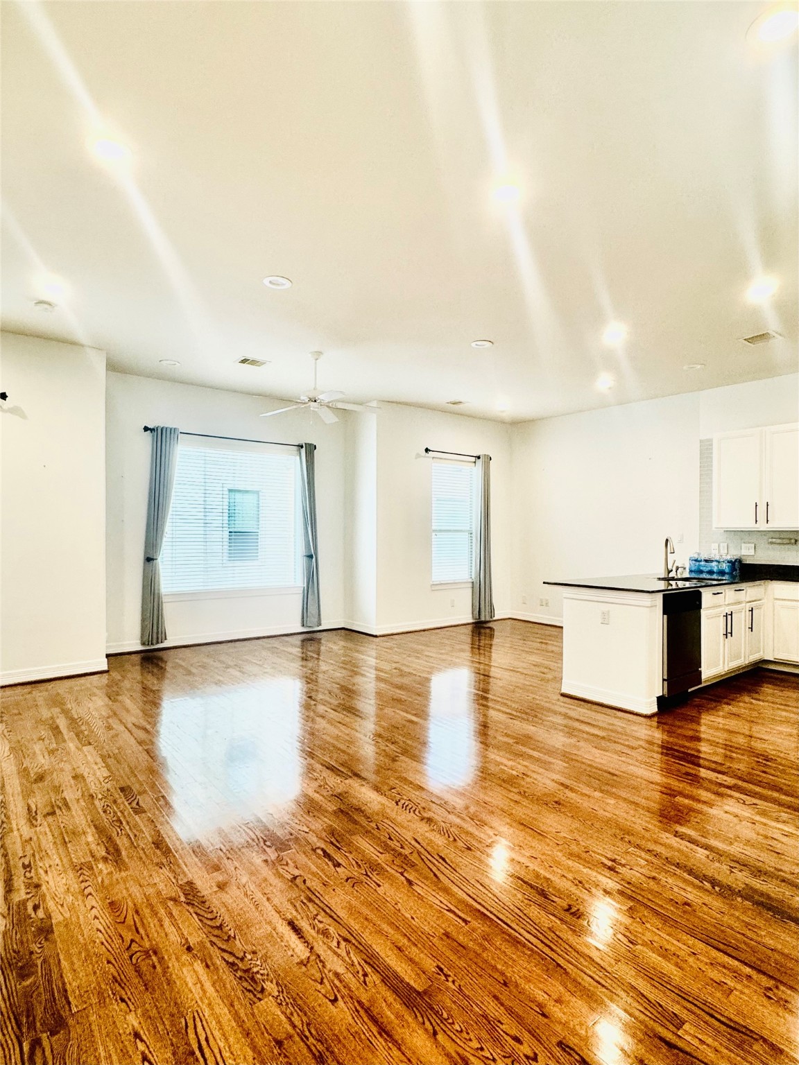 3846 Center Street Houston, TX 77007 - Photo 13 of 37 a view of empty room with wooden floor