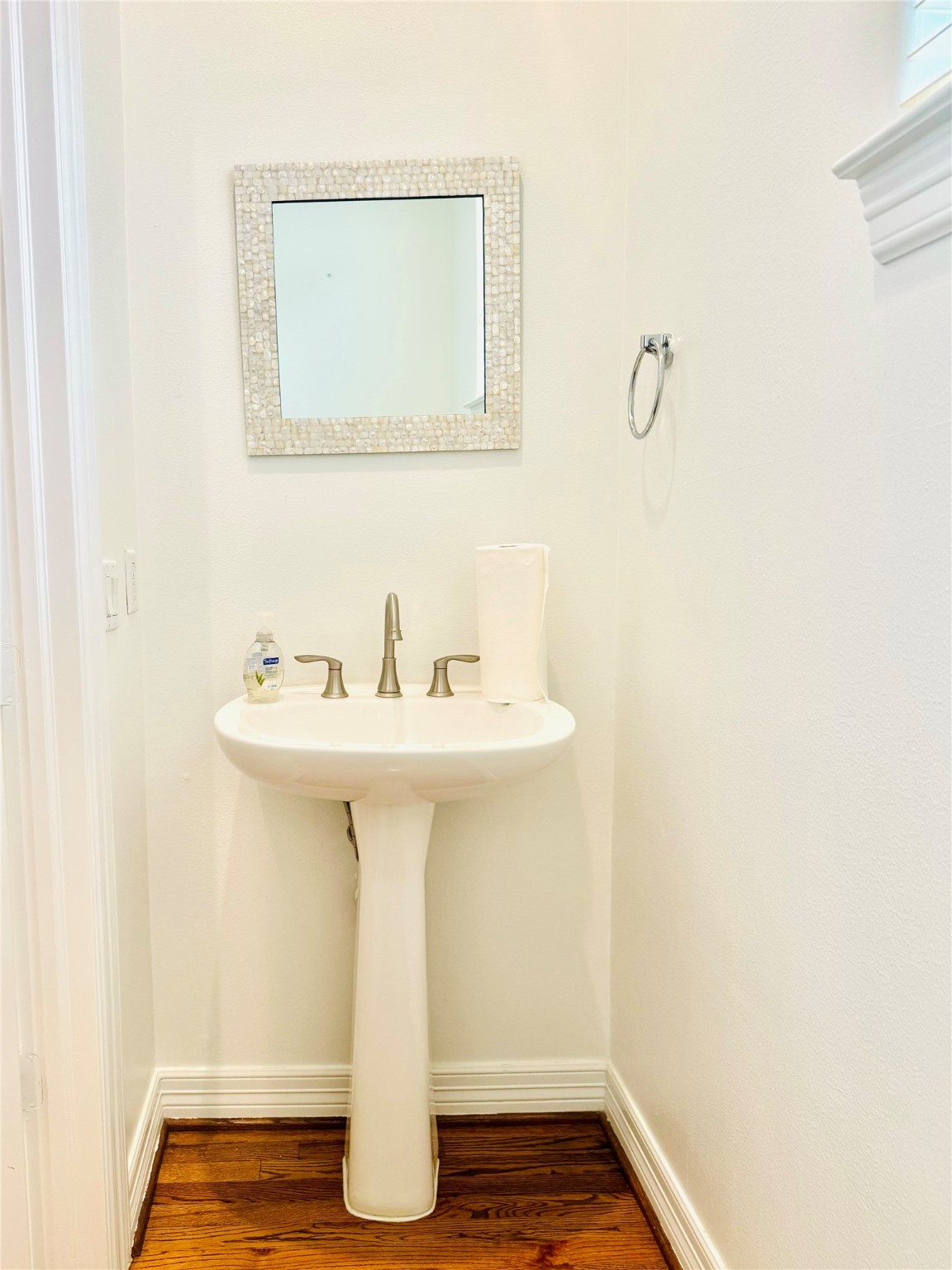 3846 Center Street Houston, TX 77007 - Photo 14 of 37 a bathroom with a sink and mirror