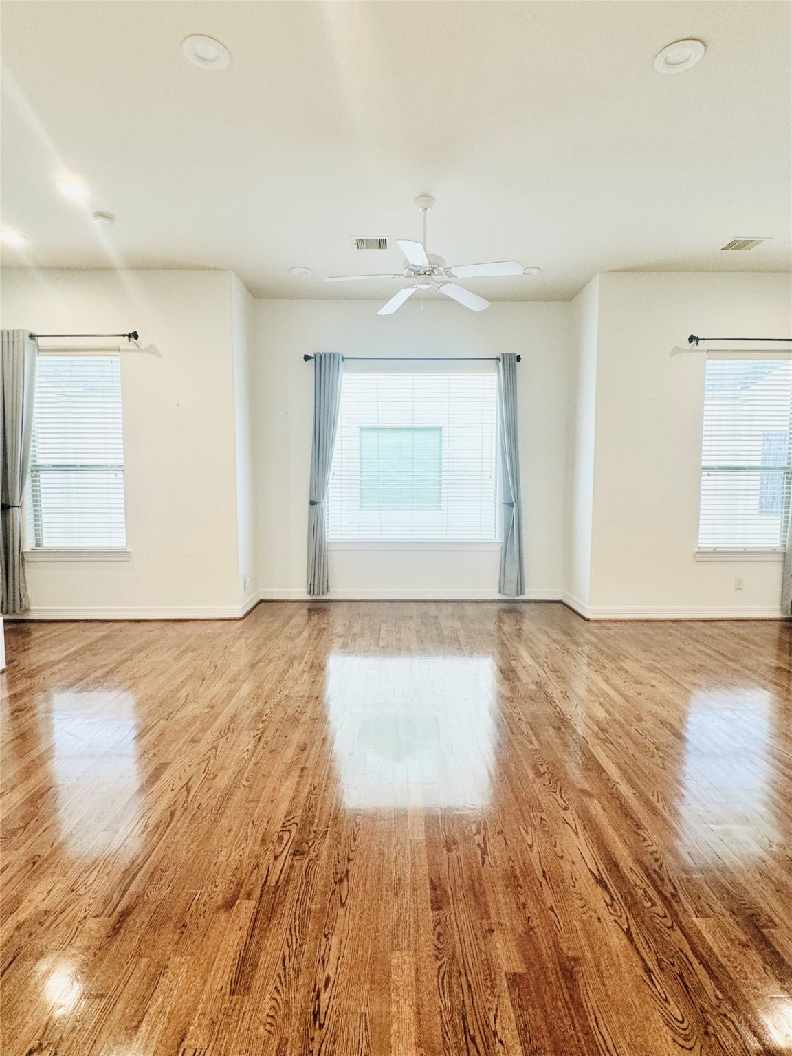 3846 Center Street Houston, TX 77007 - Photo 19 of 37 an empty room with wooden floor and windows