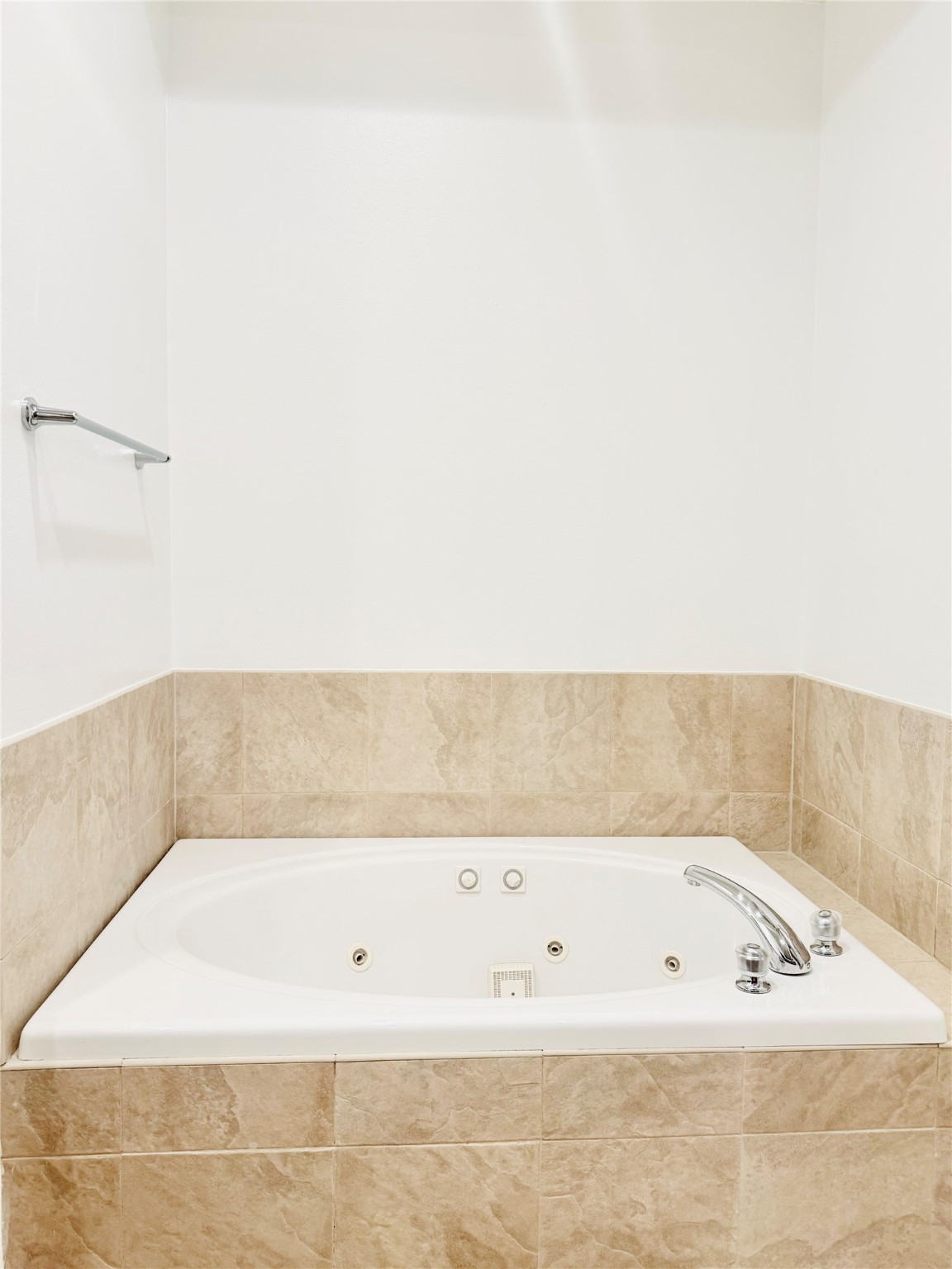 3846 Center Street Houston, TX 77007 - Photo 26 of 37 a bathroom with a bathtub