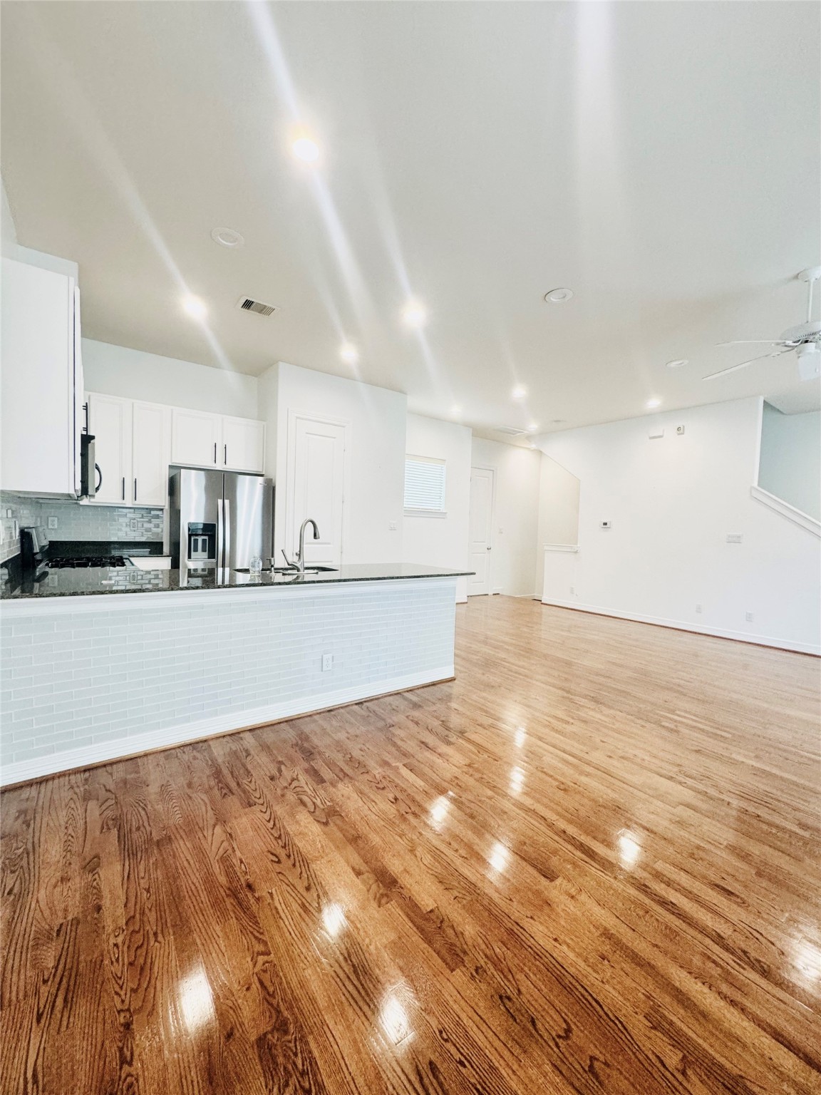 3846 Center Street Houston, TX 77007 - Photo 3 of 37 a view of a kitchen