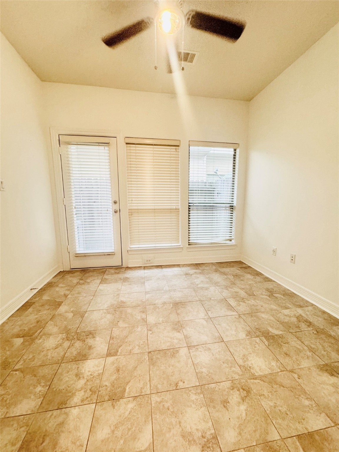 3846 Center Street Houston, TX 77007 - Photo 6 of 37 an empty room with a empty space and windows