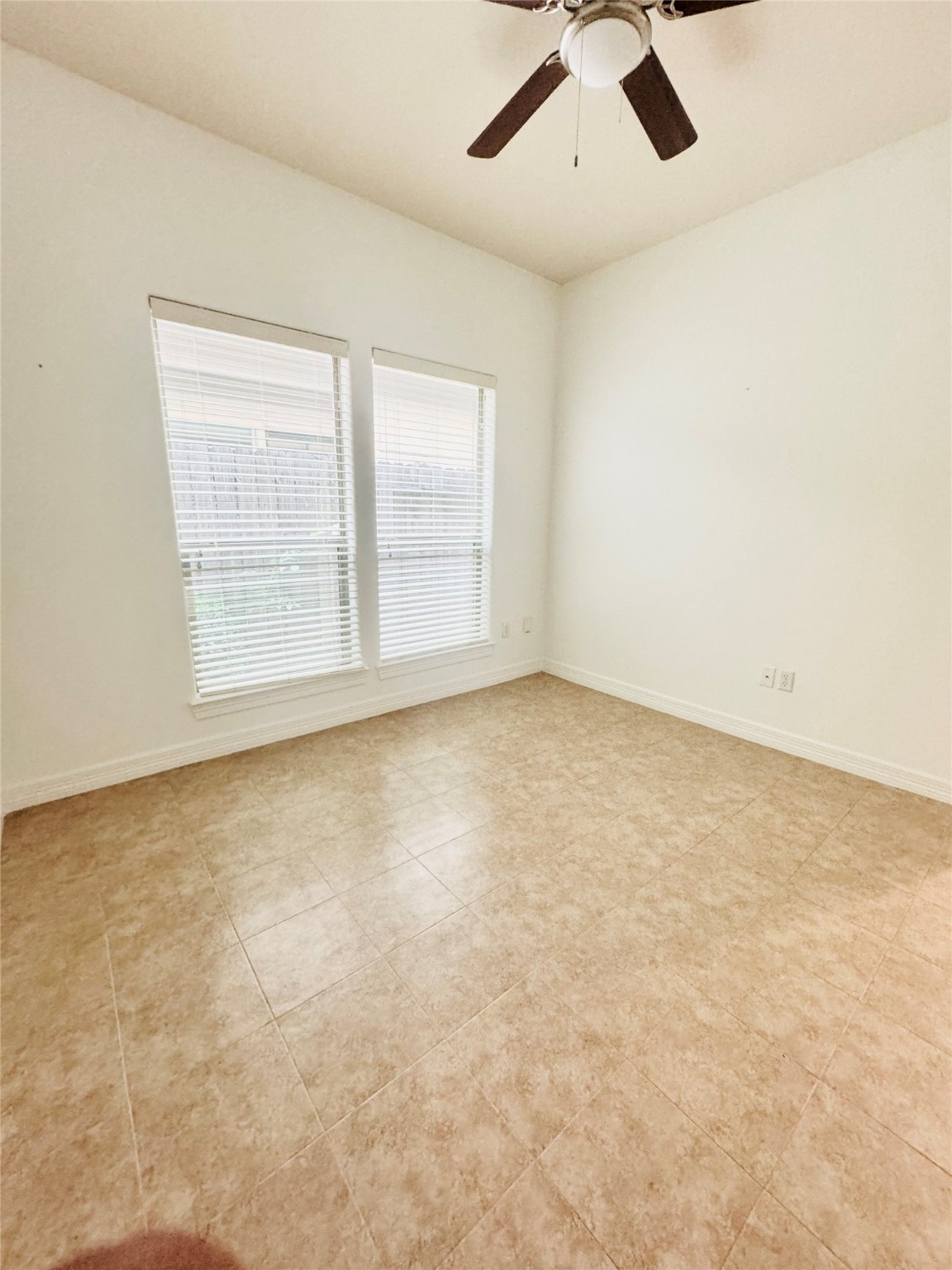 3846 Center Street Houston, TX 77007 - Photo 9 of 37 an empty room with fan