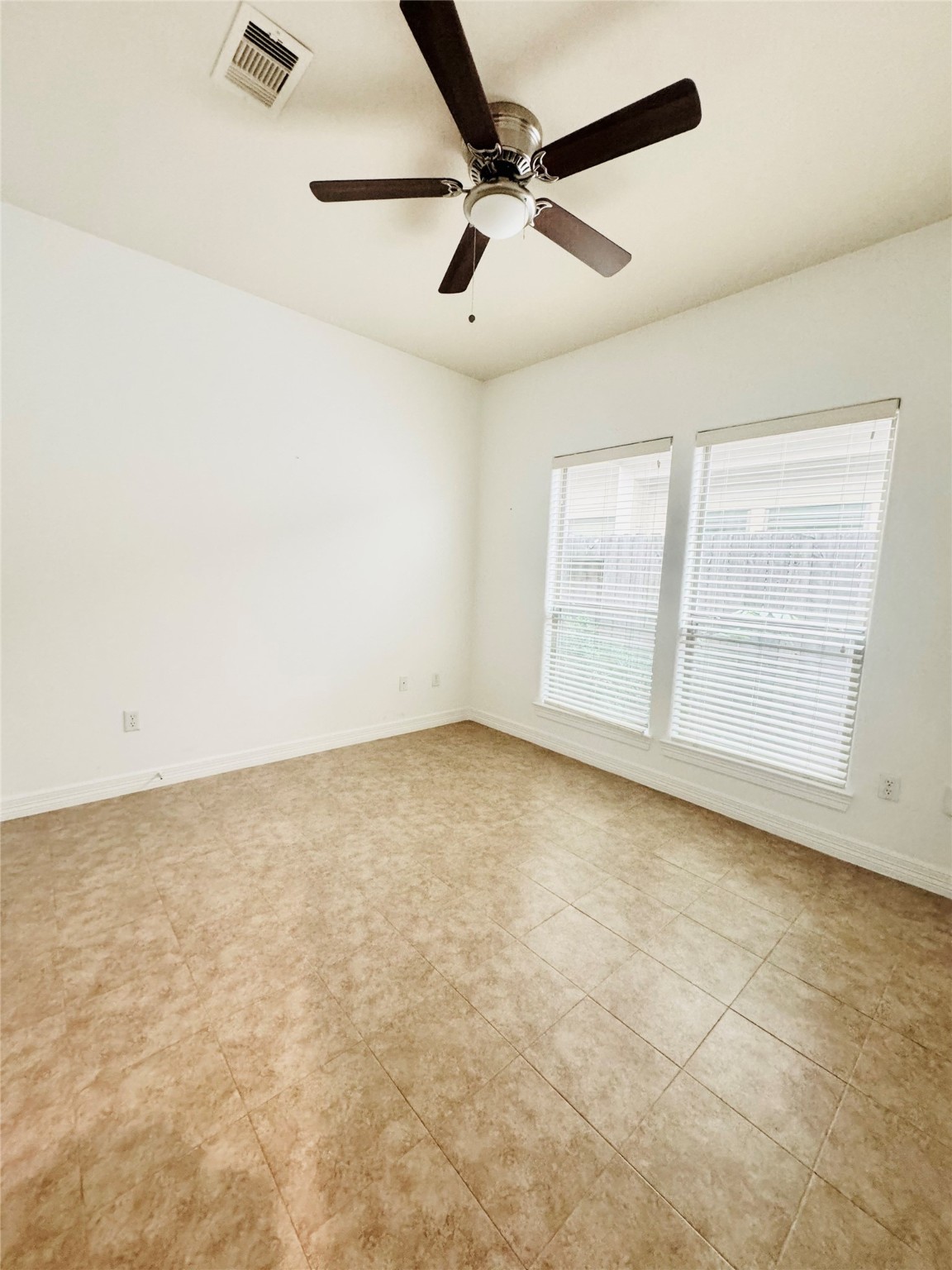 3846 Center Street Houston, TX 77007 - Photo 10 of 37 an empty room with a empty space and ceiling fan