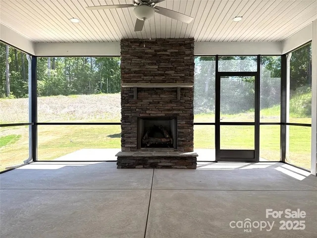 a view of a house with backyard