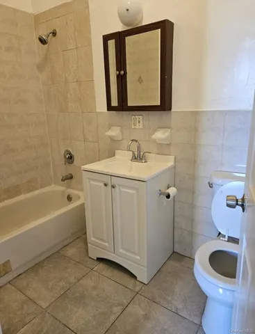 $3,596 | 873 Elsmere Place, Unit 2 | West Farms