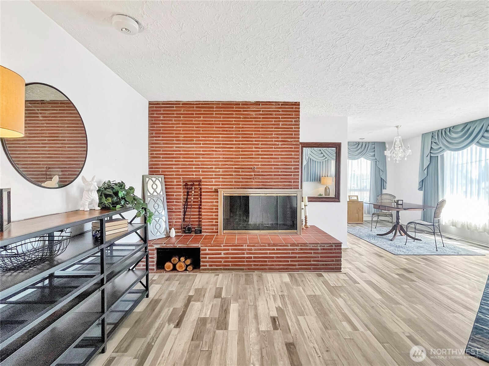2116 Cascade Way Longview, WA 98632 - Photo 2 of 23 a living room with furniture and a fireplace