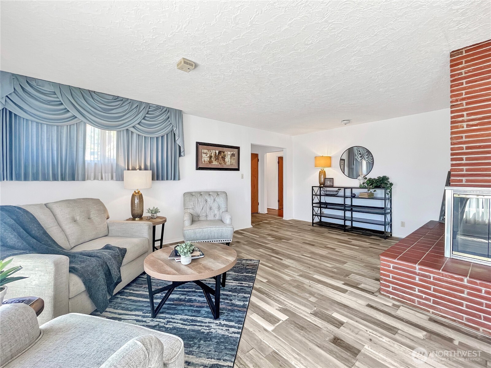 2116 Cascade Way Longview, WA 98632 - Photo 3 of 23 a living room with furniture