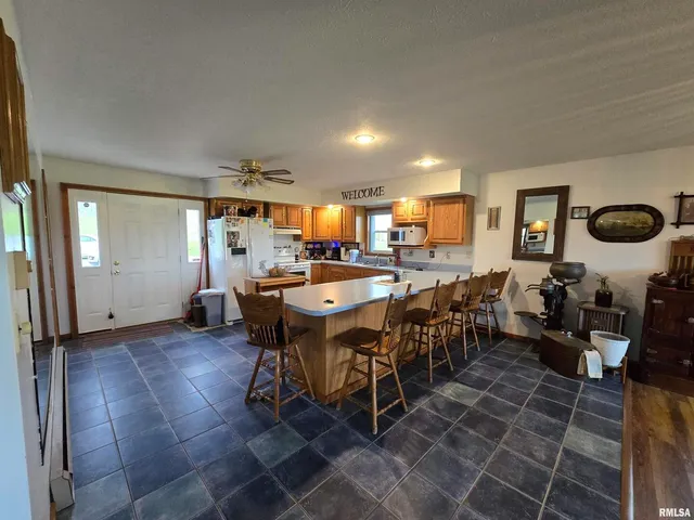 $950,000 | 1489 East 273rd Lane, Clayton, IL 62324