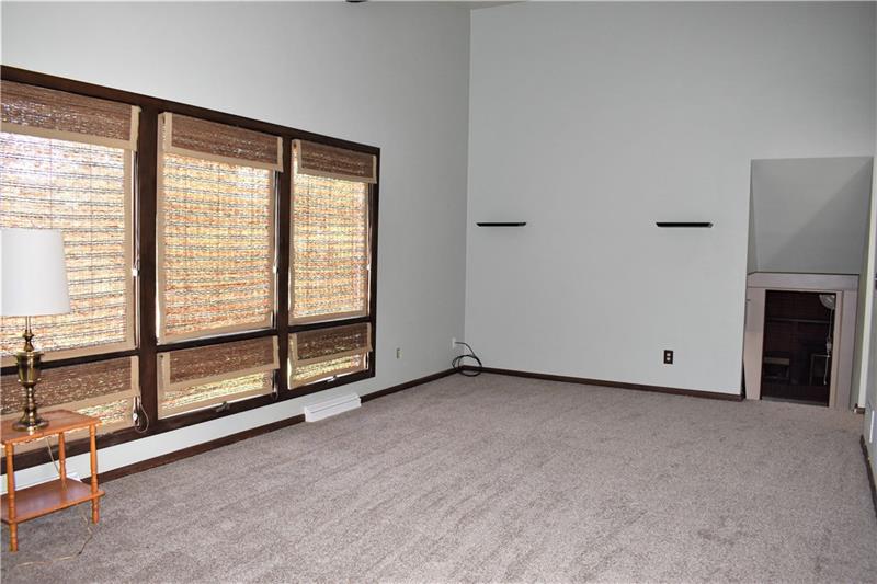 691 Bucktown Road Irwin, PA 15642 - Photo 11 of 23 Living Room looking into Entry.