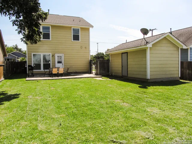 a view of a dinning table and chairs in the patio