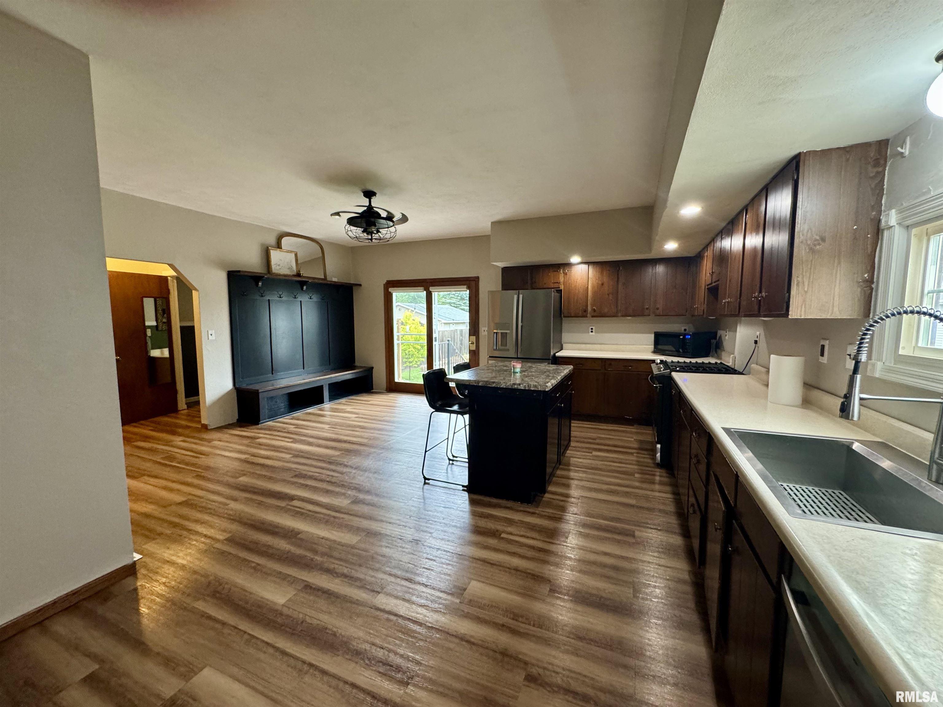 388 West Maple Street Canton, IL 61520 - Photo 5 of 38