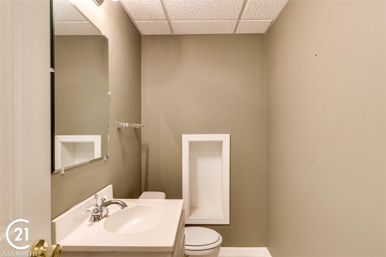 1903 Blue Grass Drive Rochester, MI 48306 - Photo 42 of 43 31315025-41.JPG