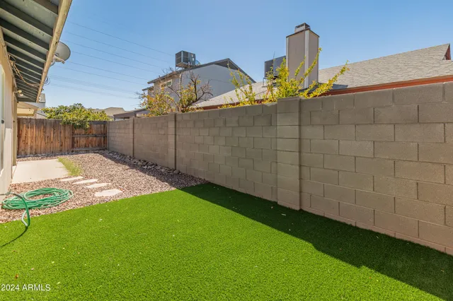 a view of a backyard