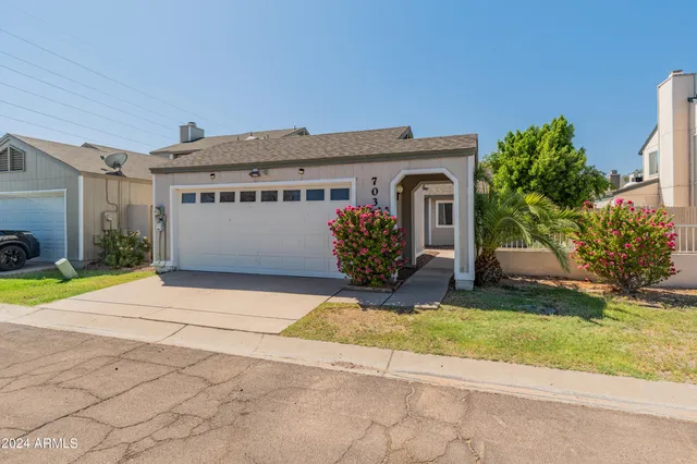 $1,955 | 7034 South 42nd Street, Phoenix, AZ 85042