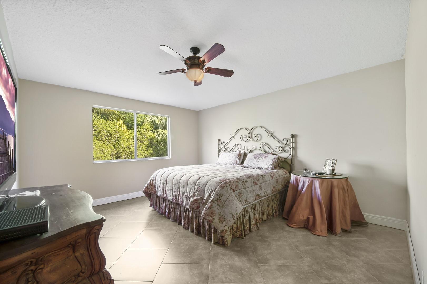21186 Vía Eden Boca Raton, FL 33433 - Photo 16 of 34 Spacious Master
