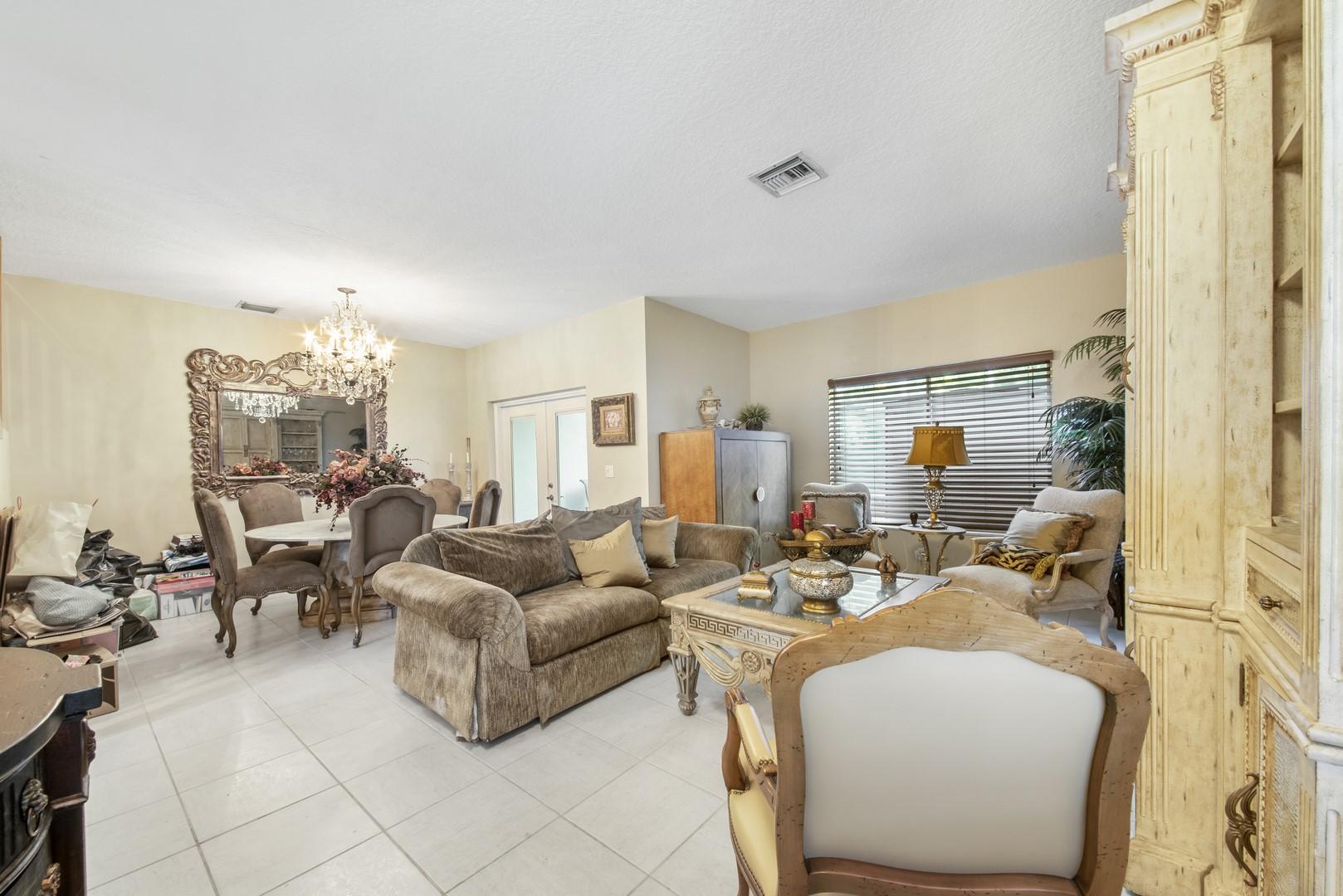 21186 Vía Eden Boca Raton, FL 33433 - Photo 4 of 34 Living Room