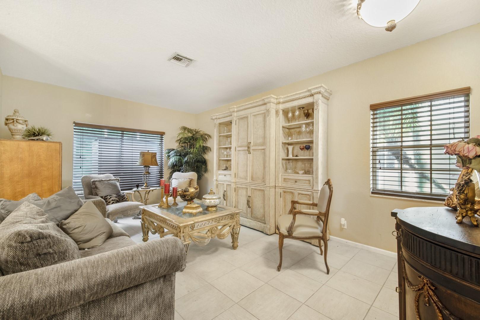 21186 Vía Eden Boca Raton, FL 33433 - Photo 5 of 34 Natural Light