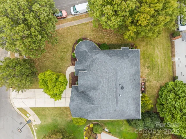 a view of a fountain in the backyard of a house