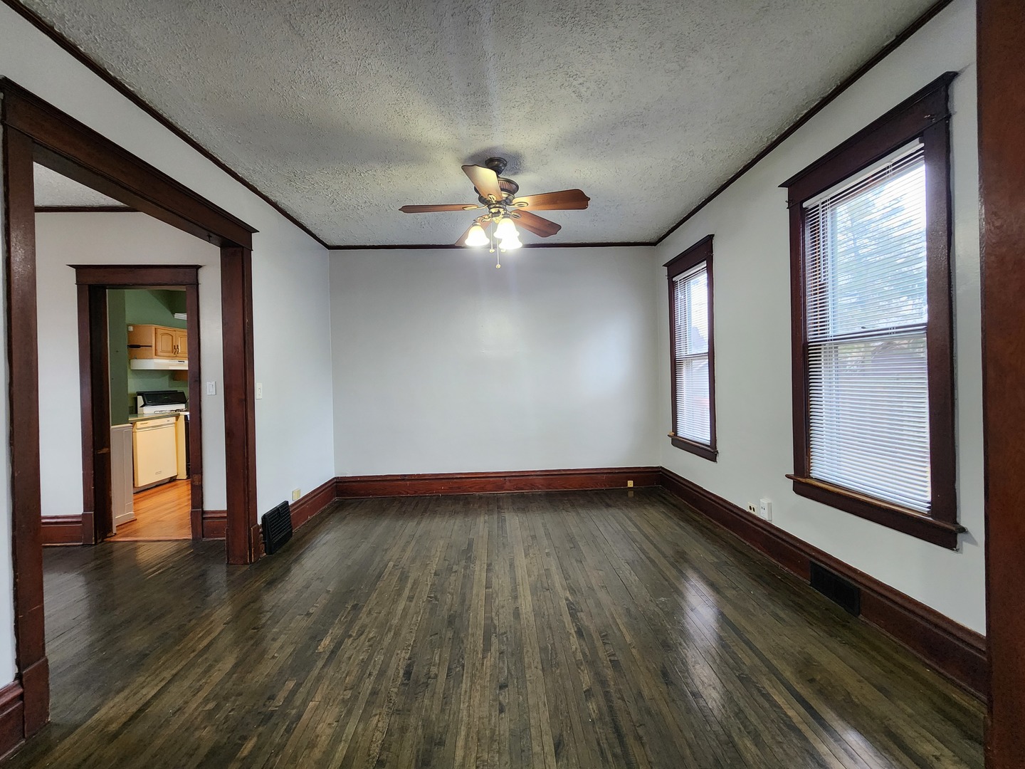 715 Logan Avenue Elgin, IL 60120 - Photo 5 of 21