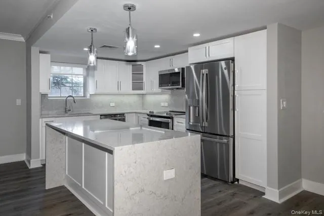 $3,895 | 100 Glen Street, Unit N2408, Glen Cove, NY 11542