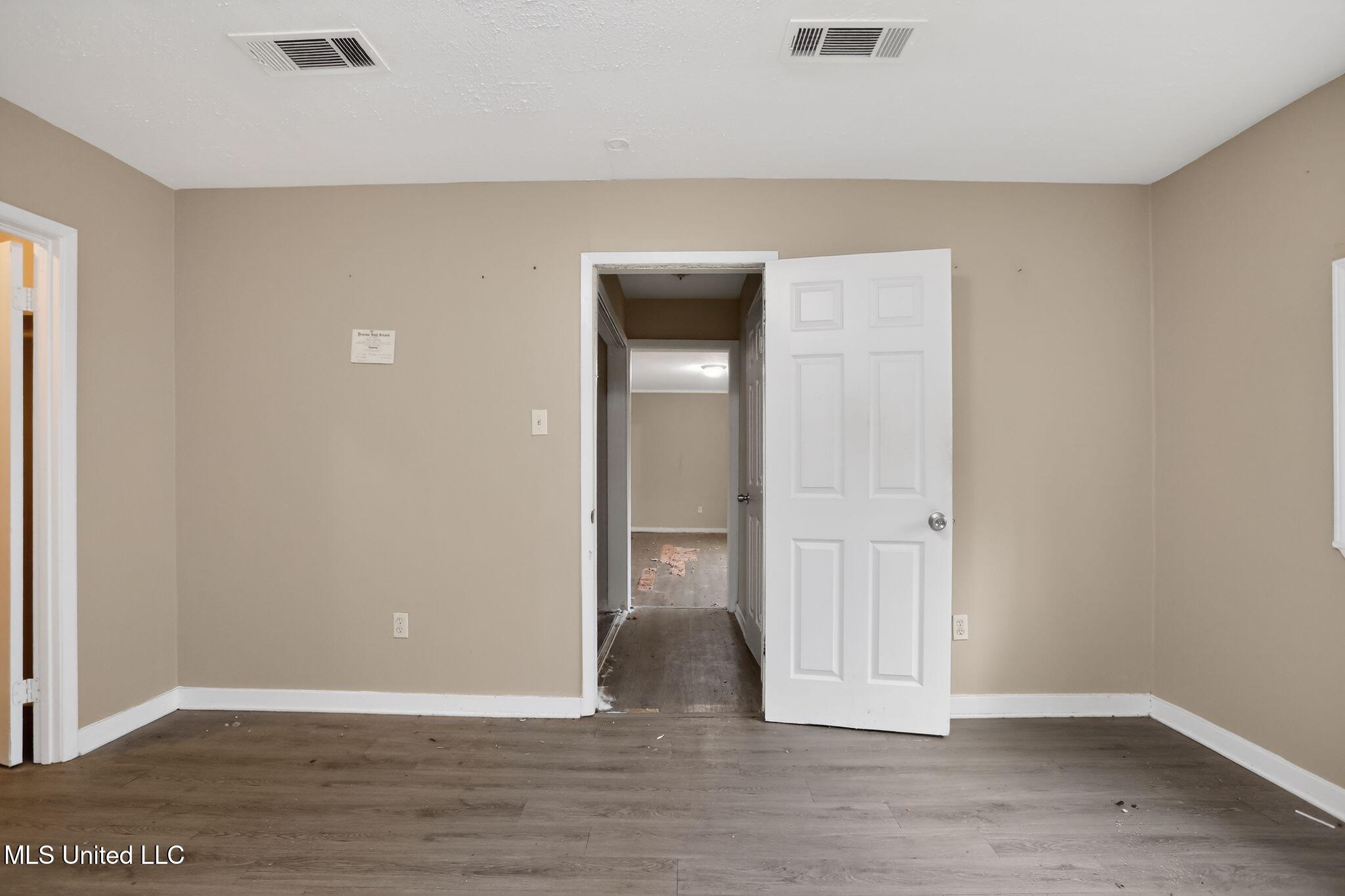 2815 Tara Road Jackson, MS 39212 - Photo 4 of 37 08_2815_Tara_Rd_Jackson_MS_39212-Living_