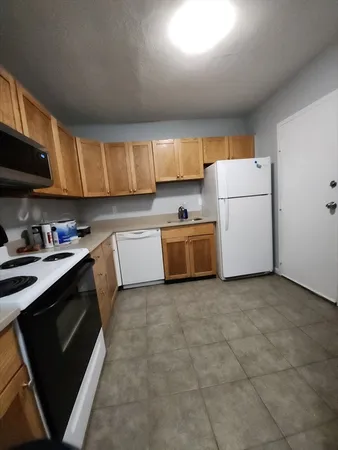 $2,075 | 302 Boston Post Road East, Unit B2, Marlborough, MA 01752