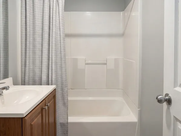 $2,075 | 302 Boston Post Road East, Unit B2, Marlborough, MA 01752