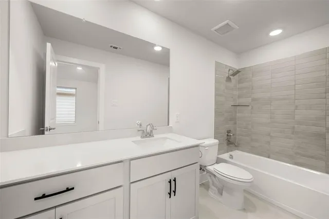 an empty room with windows and ceiling fan