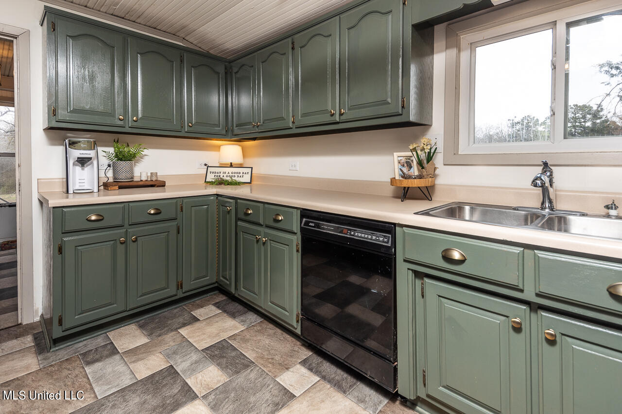 131 Holloway Road Coldwater, MS 38618 - Photo 8 of 35 Plenty of cabinet space!