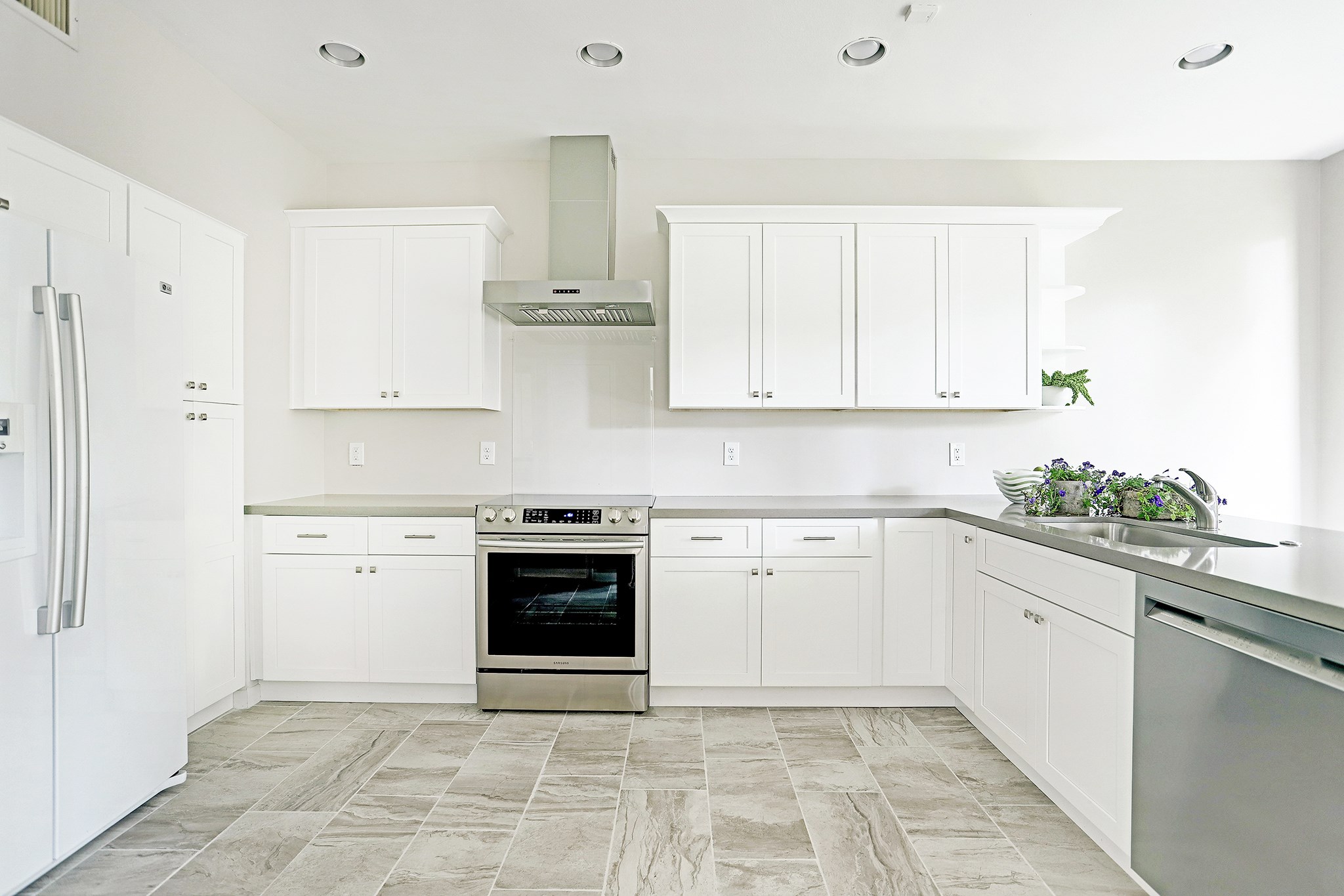 5300 Mercer Street, Unit 9 West University Place, TX 77005 - Photo 10 of 23 The kitchen offers new quartz countertops, new SS range & SS dishwasher is light-filled and has a wall of windows and doors that overlooks the backyard.