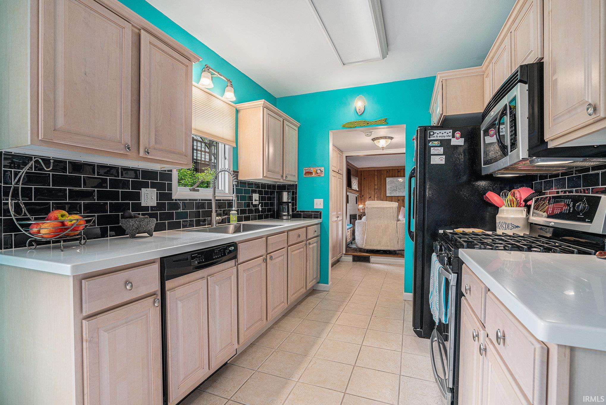 515 East Lake View Road Syracuse, IN 46567 - Photo 11 of 36 Gallery Image 11