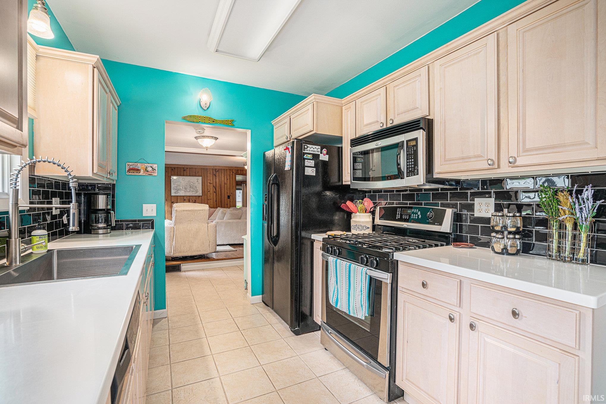 515 East Lake View Road Syracuse, IN 46567 - Photo 12 of 36 Gallery Image 12