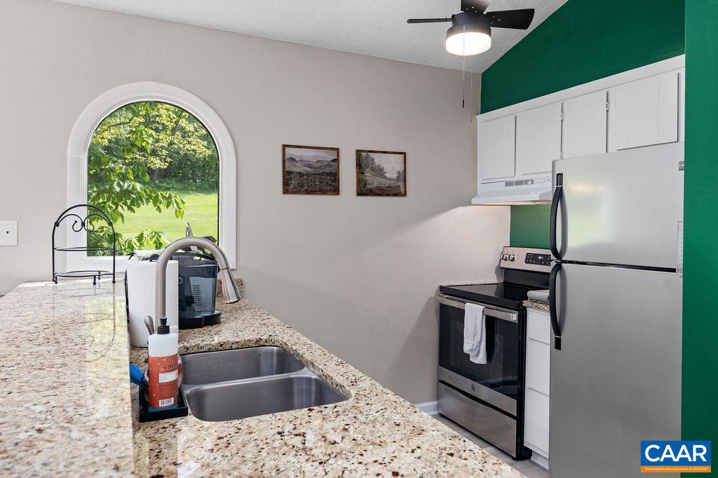 2209 Tanners Ridge Roseland, VA 22967 - Photo 3 of 21 a kitchen with stainless steel appliances granite countertop a sink stove and refrigerator