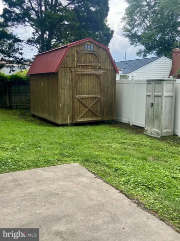 a view of a back yard of the house
