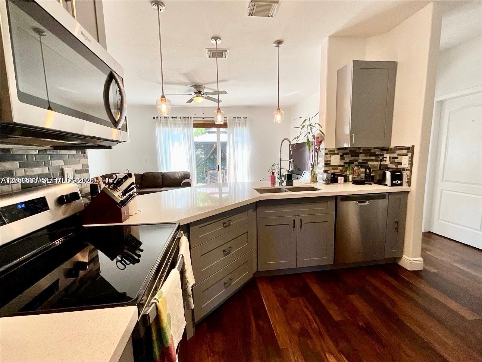7472 Northwest 112 Path Doral, FL 33178 - Photo 9 of 40