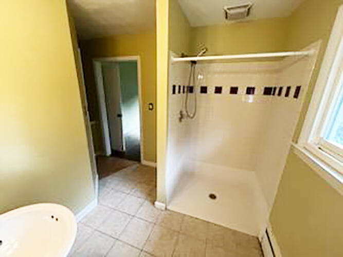 6239 North Barrens Road Roanoke, VA 24019 - Photo 14 of 26 Bathroom