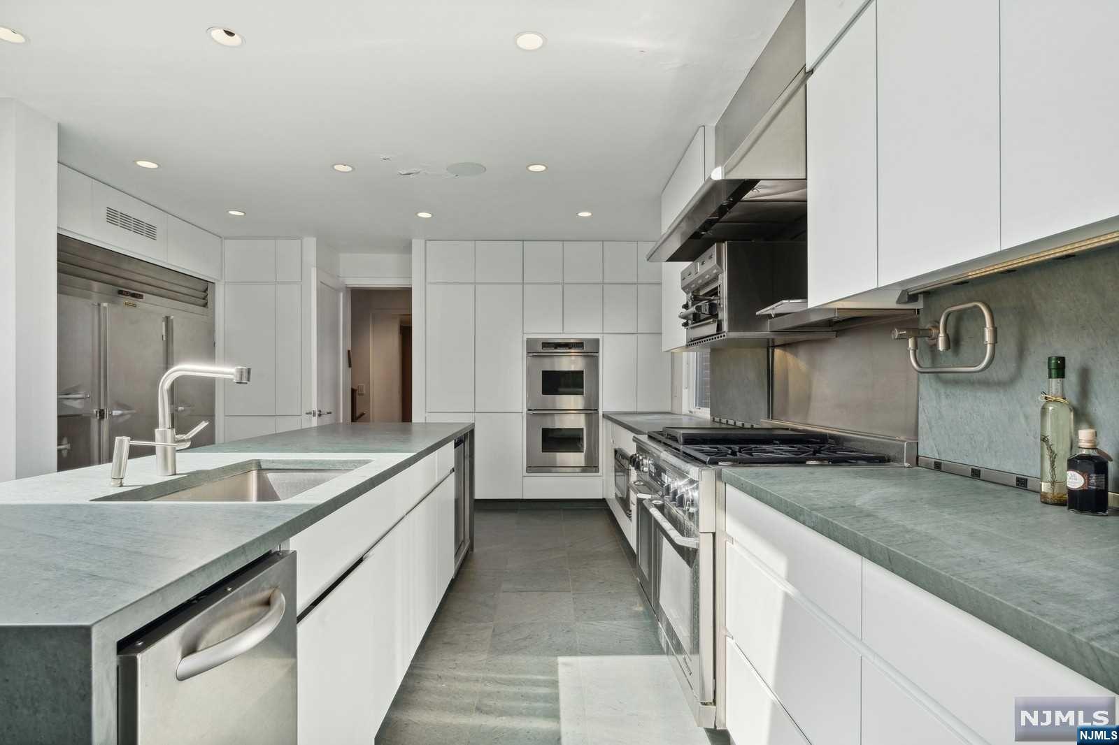 532 Winthrop Road Teaneck, NJ 07666 - Photo 5 of 42