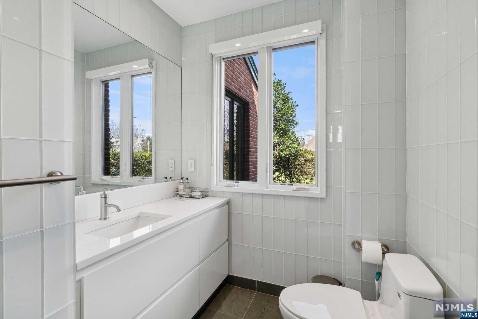 532 Winthrop Road Teaneck, NJ 07666 - Photo 10 of 42